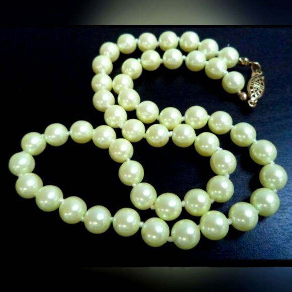 VINTAGE SIGNED AVON IND KNOT YELLOW PEARL 20" NECKLACE - Picture 1 of 2